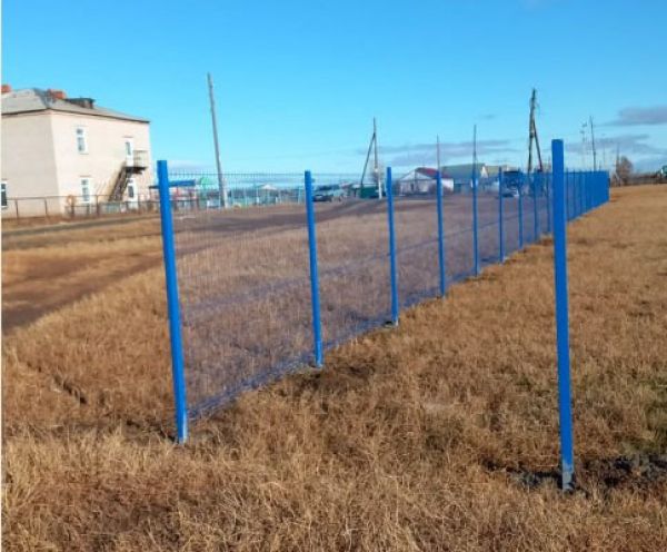 В Кумлякской школе устанавливают ограждение на спортивной площадке