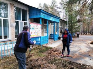 На территории детского лагеря &laquo;Сосновый бор&raquo; прошел субботник