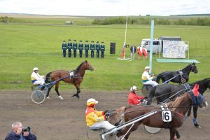 Сотни любителей конного спорта собрали скачки в деревне Яринка