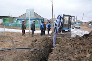 В Уйском возле садов ремонтируют водопровод