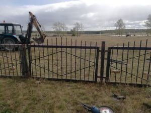В Белово на стадионе устанавливают металлическое ограждение