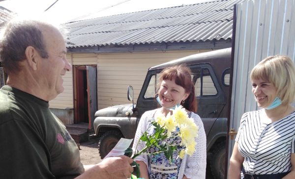 Ветеранам культуры Уйского вручили памятные подарки