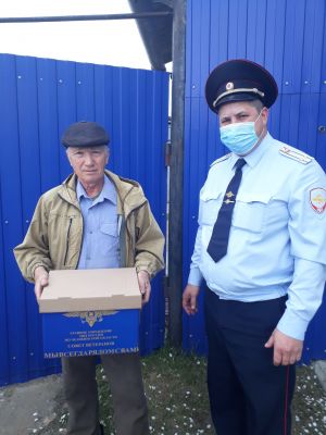 В Уйском районе вручили продуктовые наборы ветеранам МВД