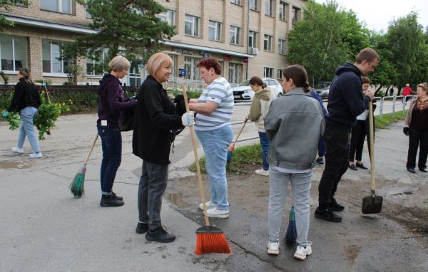 В преддверии областного фестиваля &laquo;Челябинская область &mdash; большая семья&raquo; в Уйском провели субботник