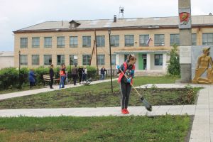 Уйские студенты облагородили территорию вокруг памятника героям-комсомольцам
