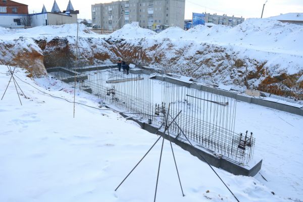 Работники ООО &laquo;СтройИнвест&raquo; продолжают строить ФОК в Уйском