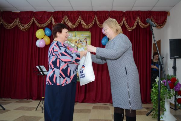 Пенсионеры региона получат по 700 рублей ко Дню пожилого человека