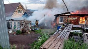 В Кидыше и Лесном горели деревянный сарай, сено и забор
