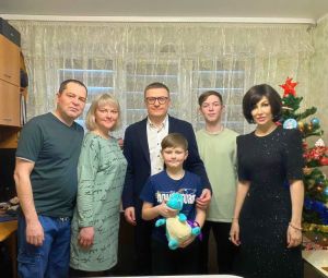Алексей Текслер вручил подарки детям в рамках акции «Елка желаний»