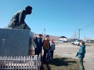 Жители Уйского района наводили чистоту вокруг памятников и обелисков