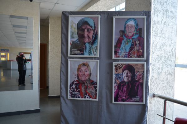 В Уйском открыта фотовыставка Сергея Малявкина