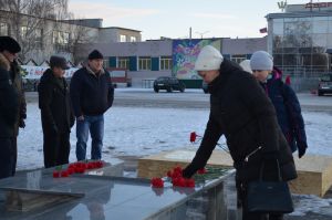 В Уйском прошел митинг, посвященный Дню Неизвестного солдата