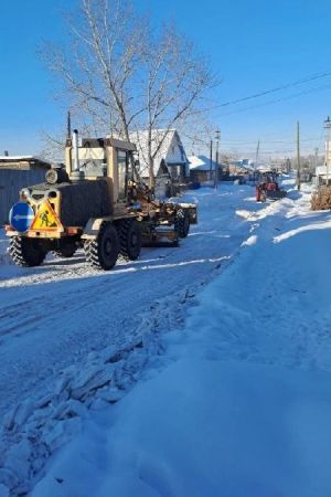 В Уйском работники МУП &laquo;ЖКХ Уйское&raquo; убирают снежные колеи на дорогах