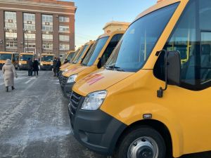 Кумлякская школа получила новый автобус