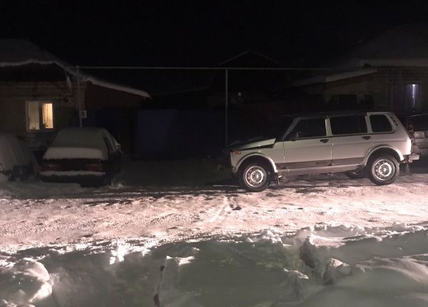 В Уйском неизвестный водитель наехал на автомобиль и скрылся с места ДТП