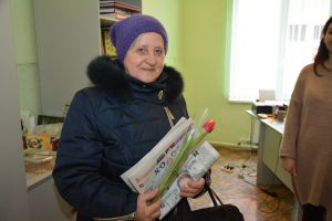 Сотрудники редакции &laquo;Колос&raquo; поздравили уйчанок с 8 марта