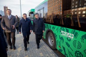 Губернатору Алексею Текслеру показали новые автобусы