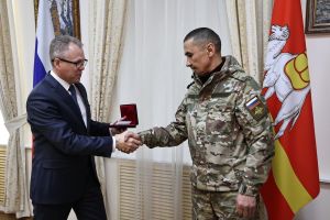 Губернатор Алексей Текслер наградил бойца с позывным Бабай