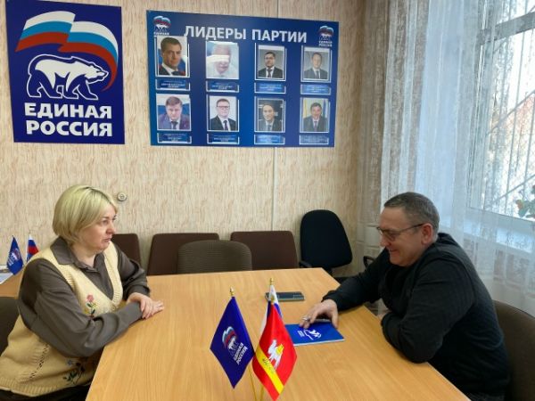 Депутат Уйского округа помог приобрести мебель для детсада