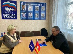 Депутат Уйского округа помог приобрести мебель для детсада