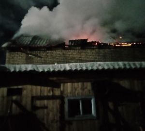 Причиной очередного пожара в Уйском могло стать замыкание электропроводки