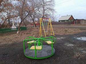 В Восточном установили детскую площадку