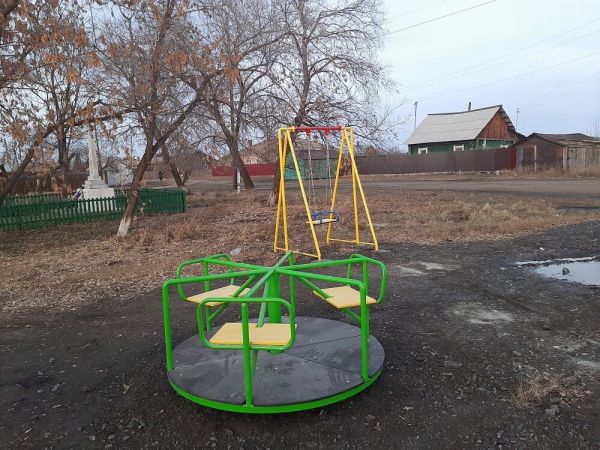 В Восточном установили детскую площадку