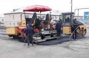 В Уйском ремонтируют проблемную дорогу по улице Комарова