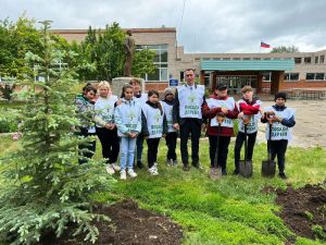 В Мирненской школе реализовали экологический проект «Посади дерево»