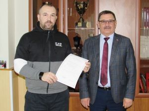 Молодой семье из Уйского вручили сертификат на покупку жилья