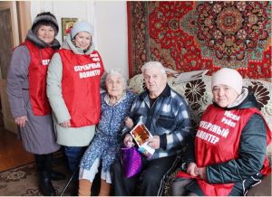 Серебряные волонтеры поздравили тружеников тыла с Днем защитника Отечества