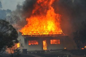 Огненная стихия покалечила мужчину из Никольского и оставила без крыши над головой