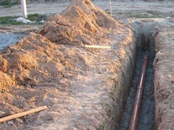 В п. Мельничный села Уйского подводят водопровод к домам