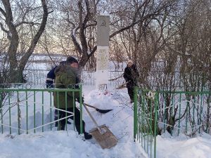 Магадеевцы убрали снег возле памятника участникам Великой Отечественной войны