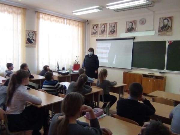 В Уйской школе полицейские встретились со старшеклассниками