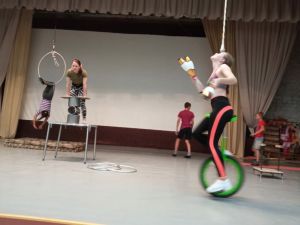 В Уйском юные артисты цирка проводят тренировки