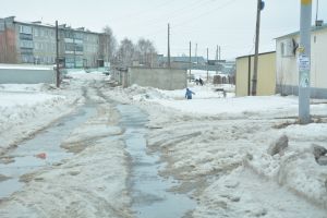 Жители Уйского жалуются на неочищенные тротуары  и лужи во дворах