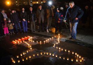 В память о погибшем в Сирии летчике выложили самолет из горящих свечей