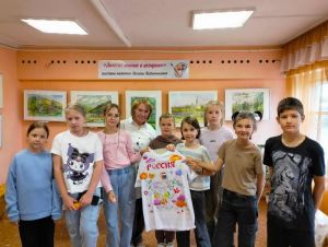 В Уйском ДНТ прошёл мастер-класс по росписи футболок