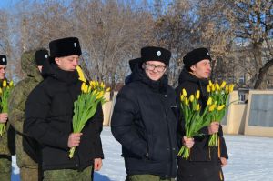Сегодня кадеты Уйского филиала дарили уйчанкам цветы