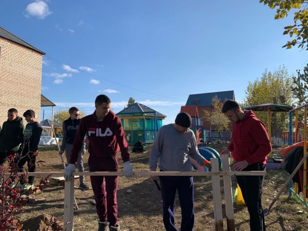 Старшеклассники Уйской школы провели субботник в детском саду