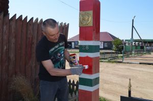 Уйчанин сегодня обновил пограничный столб к празднику