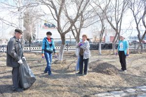 В Уйском районе первыми на уборку вышли сотрудники сельских поселений и педагоги ДШИ