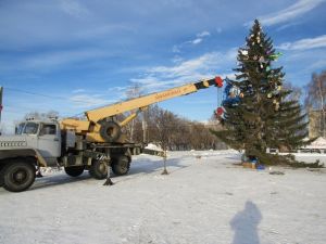 В Уйском на площади ДК &laquo;Колос&raquo; появилась елка