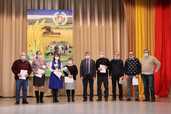 В Уйском районе отметили работников сельского хозяйства