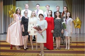 Губернатор региона Алексей Текслер установил даты для школьных выпускных