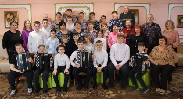 Пожилых людей комплексного центра поздравили с весной