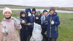 Школьники из Зернового очистили берег пруда