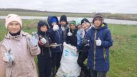 Школьники из Зернового очистили берег пруда