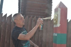 Сергей Пантелеев из Уйского обновил пограничный столб